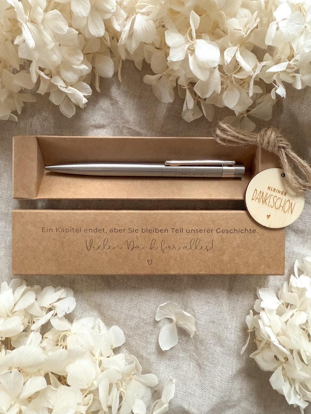 Personalisierter Kugelschreiber für Lehrer mit Gravur & Geschenkbox | Ein Kapitel endet