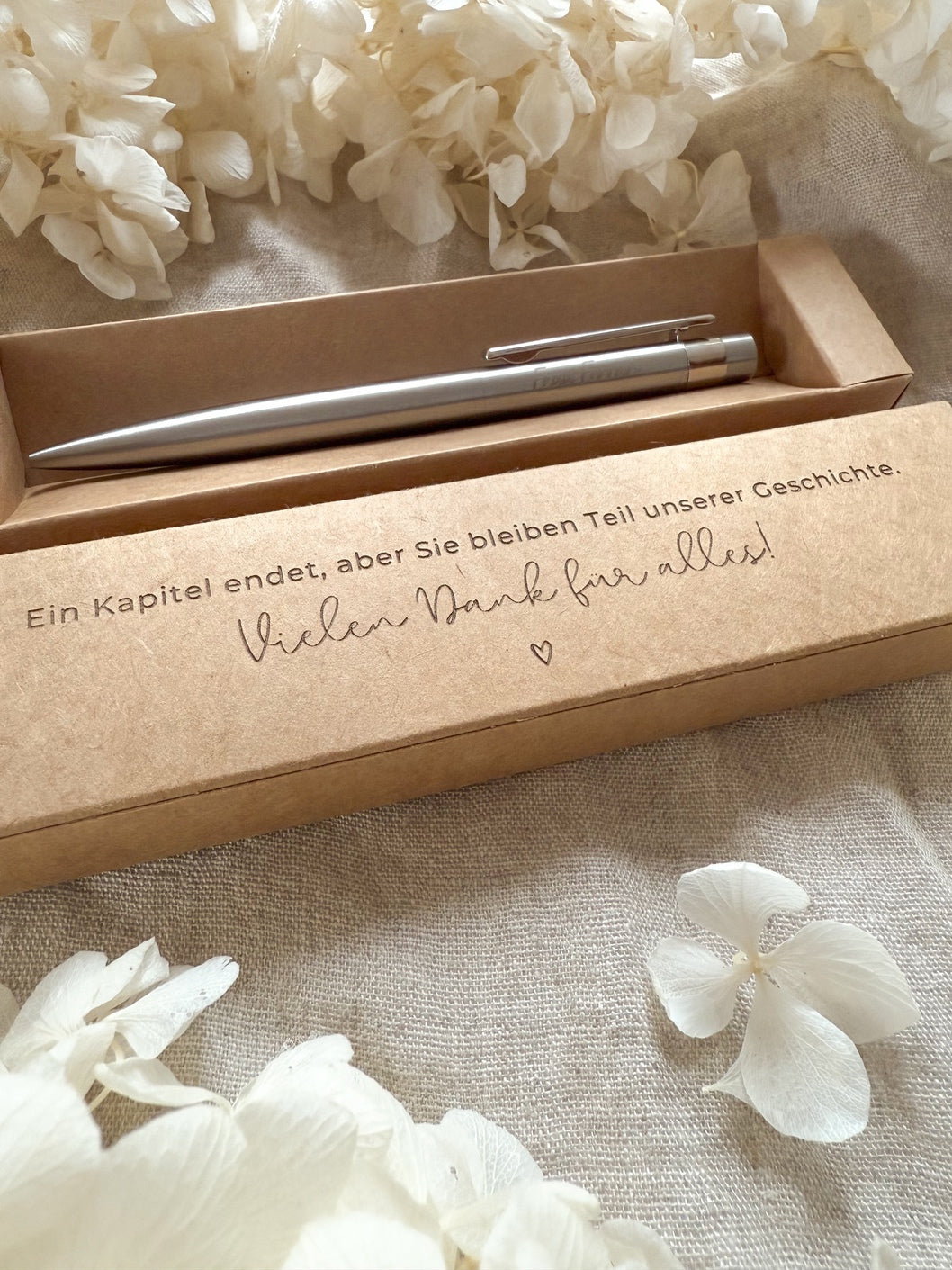 Personalisierter Kugelschreiber für Lehrer mit Gravur & Geschenkbox | Ein Kapitel endet