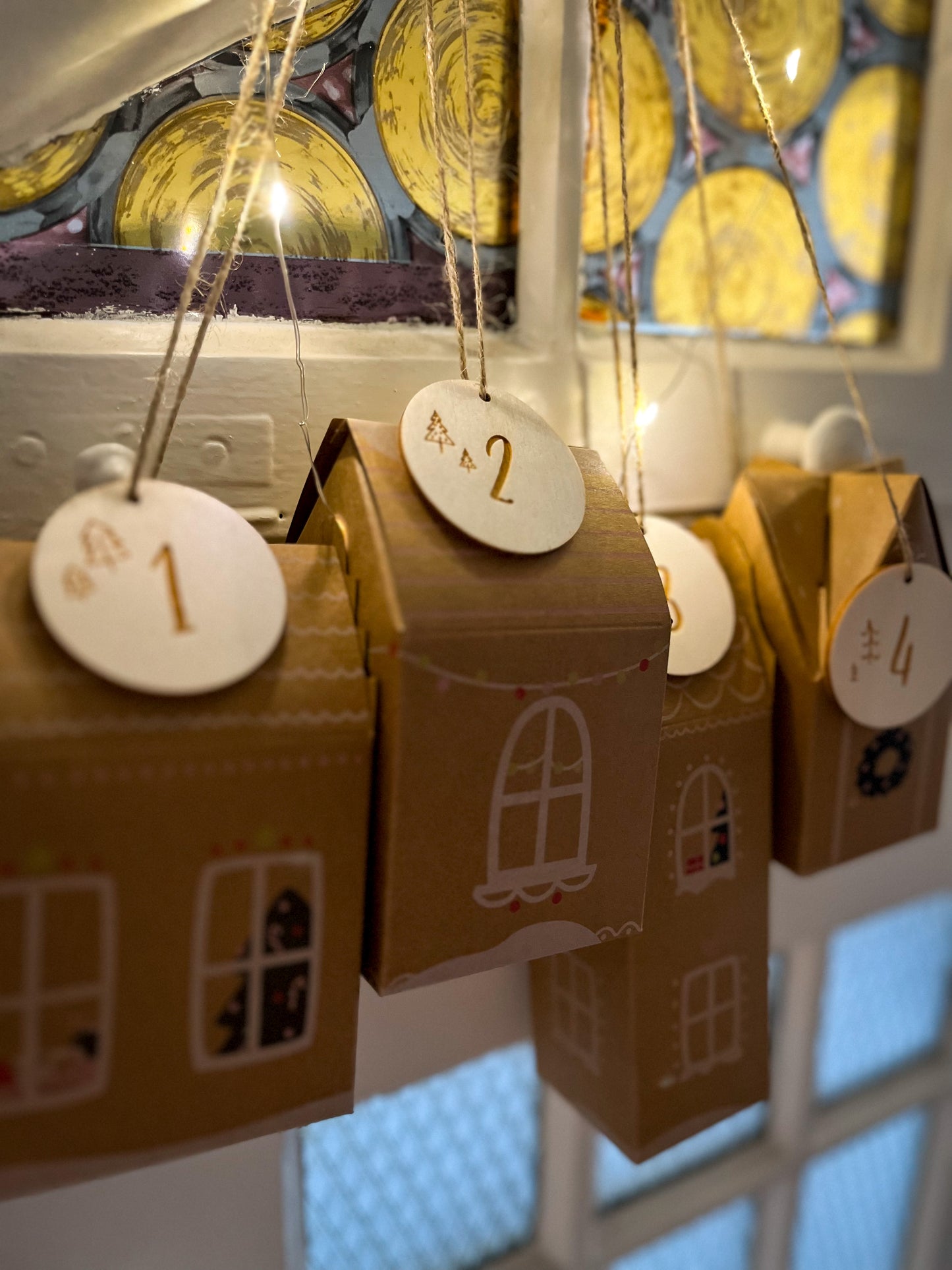 Adventskalenderzahlen | 24 Holzanhänger mit Tannenbaummotiv