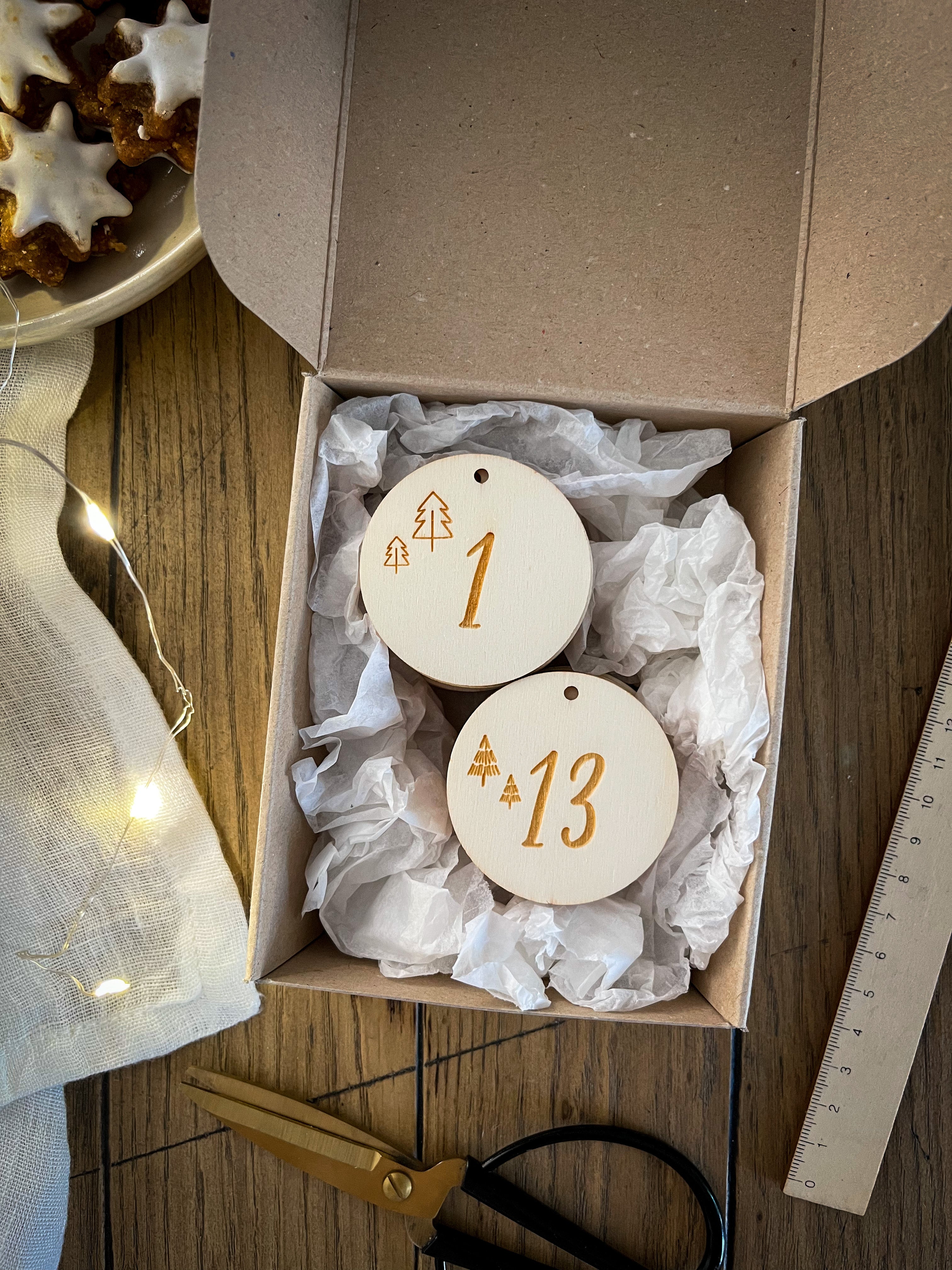 Adventskalenderzahlen | 24 Holzanhänger mit Tannenbaummotiv