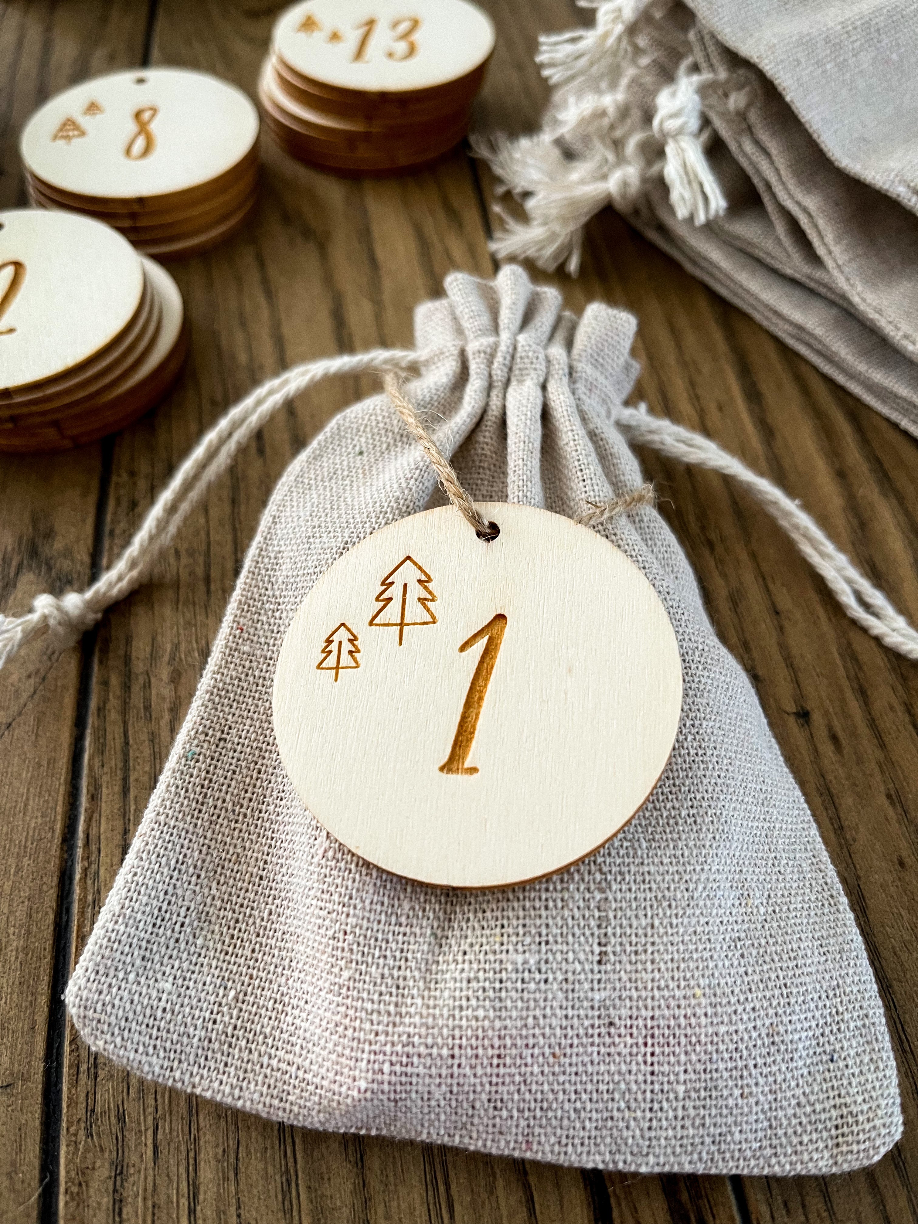 Adventskalenderzahlen | 24 Holzanhänger mit Tannenbaummotiv
