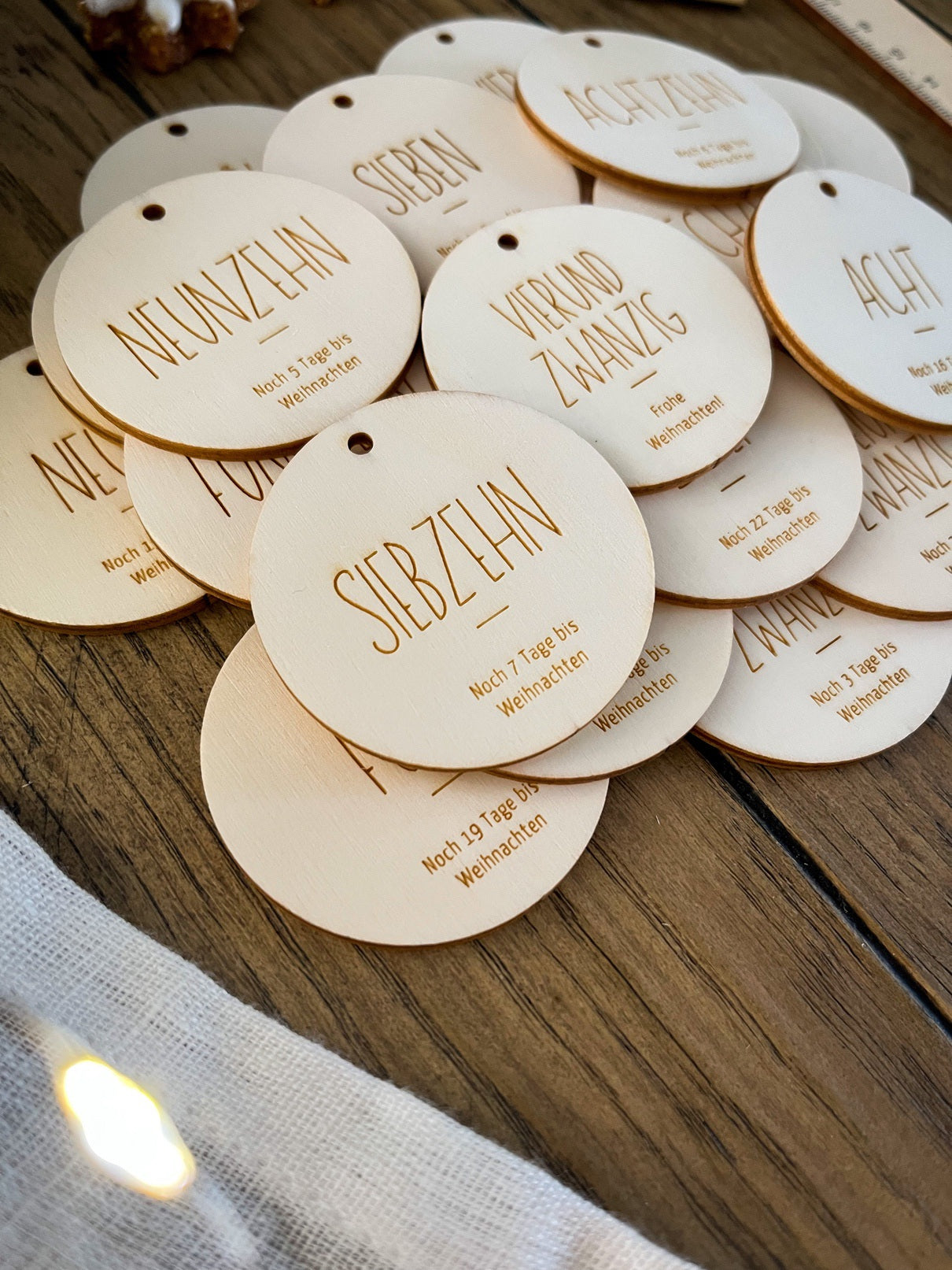 Adventskalenderzahlen | 24 Holzanhänger im minimalistischen Design