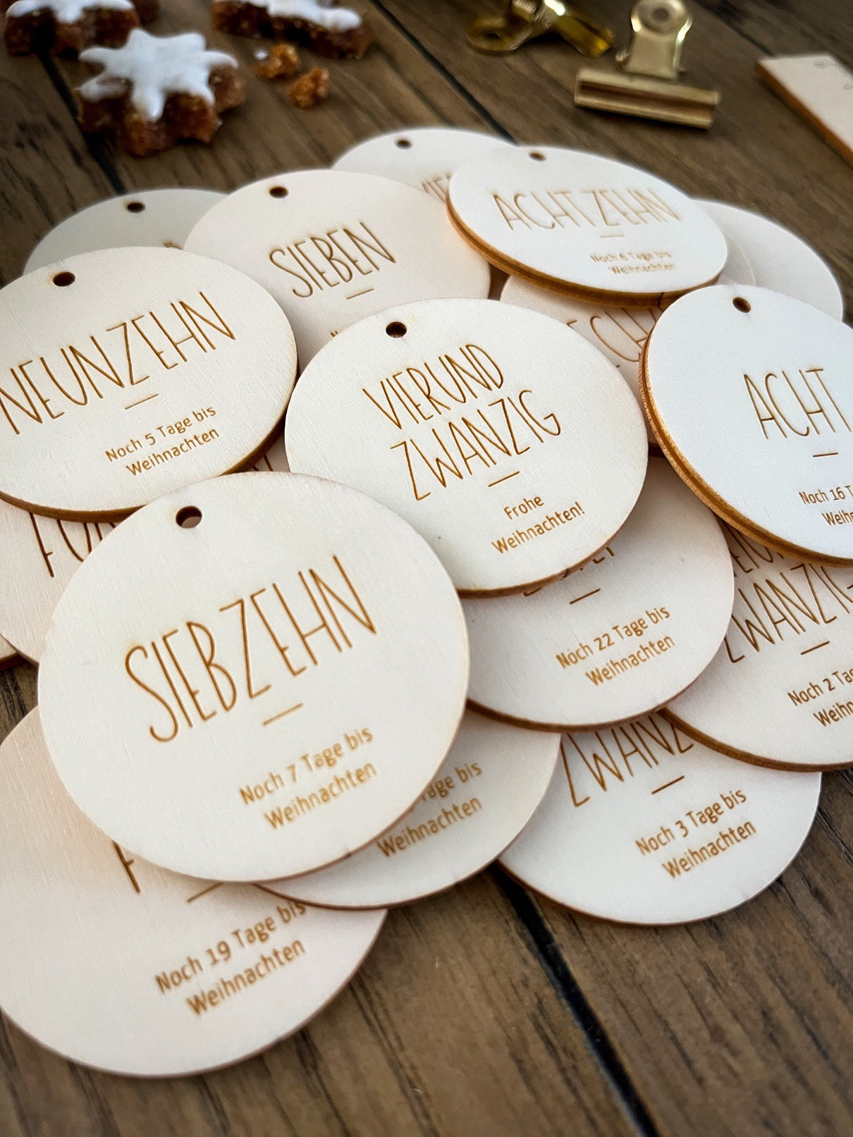 Adventskalenderzahlen | 24 Holzanhänger im minimalistischen Design