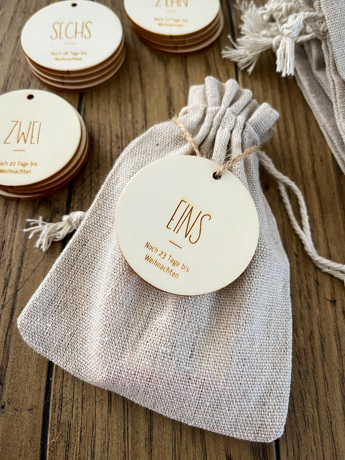 Adventskalenderzahlen | 24 Holzanhänger im minimalistischen Design