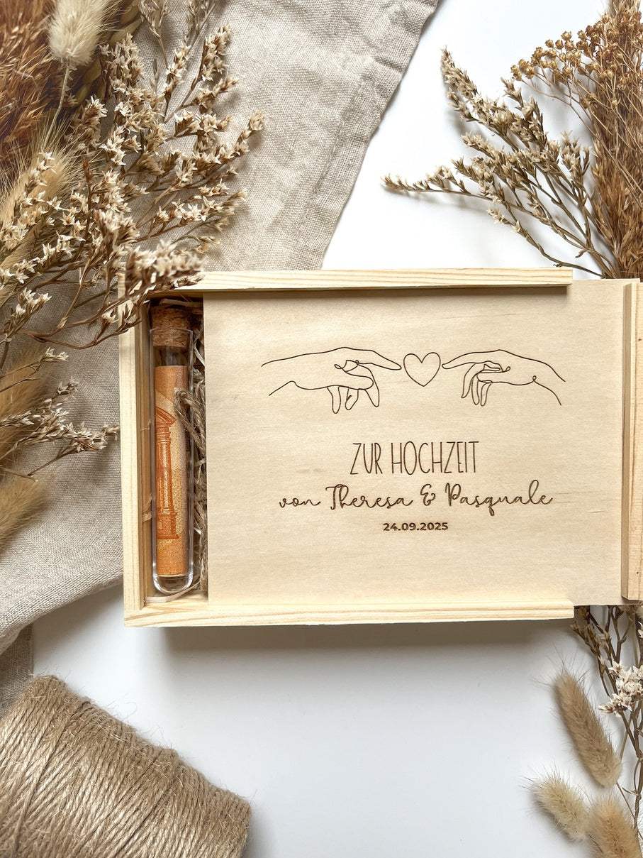 Personalisiertes Geldgeschenk aus Holz zur Hochzeit | Finger Herz