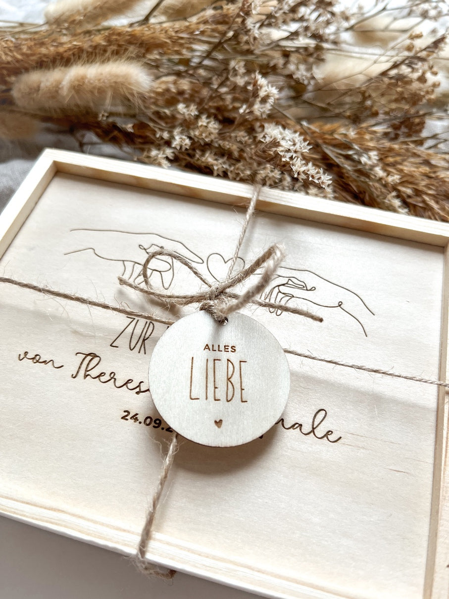 Personalisiertes Geldgeschenk aus Holz zur Hochzeit | Finger Herz