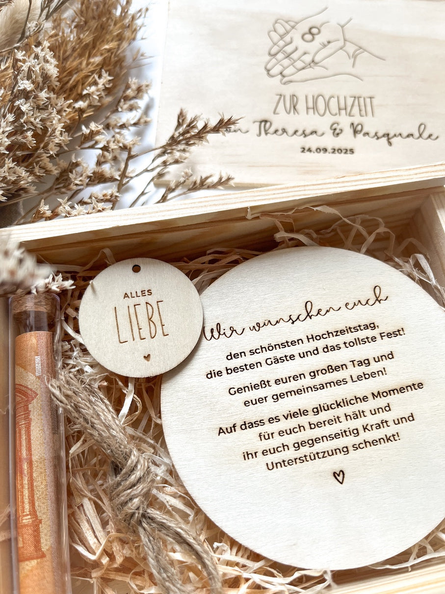 Personalisiertes Geldgeschenk aus Holz zur Hochzeit | Hände mit Ring