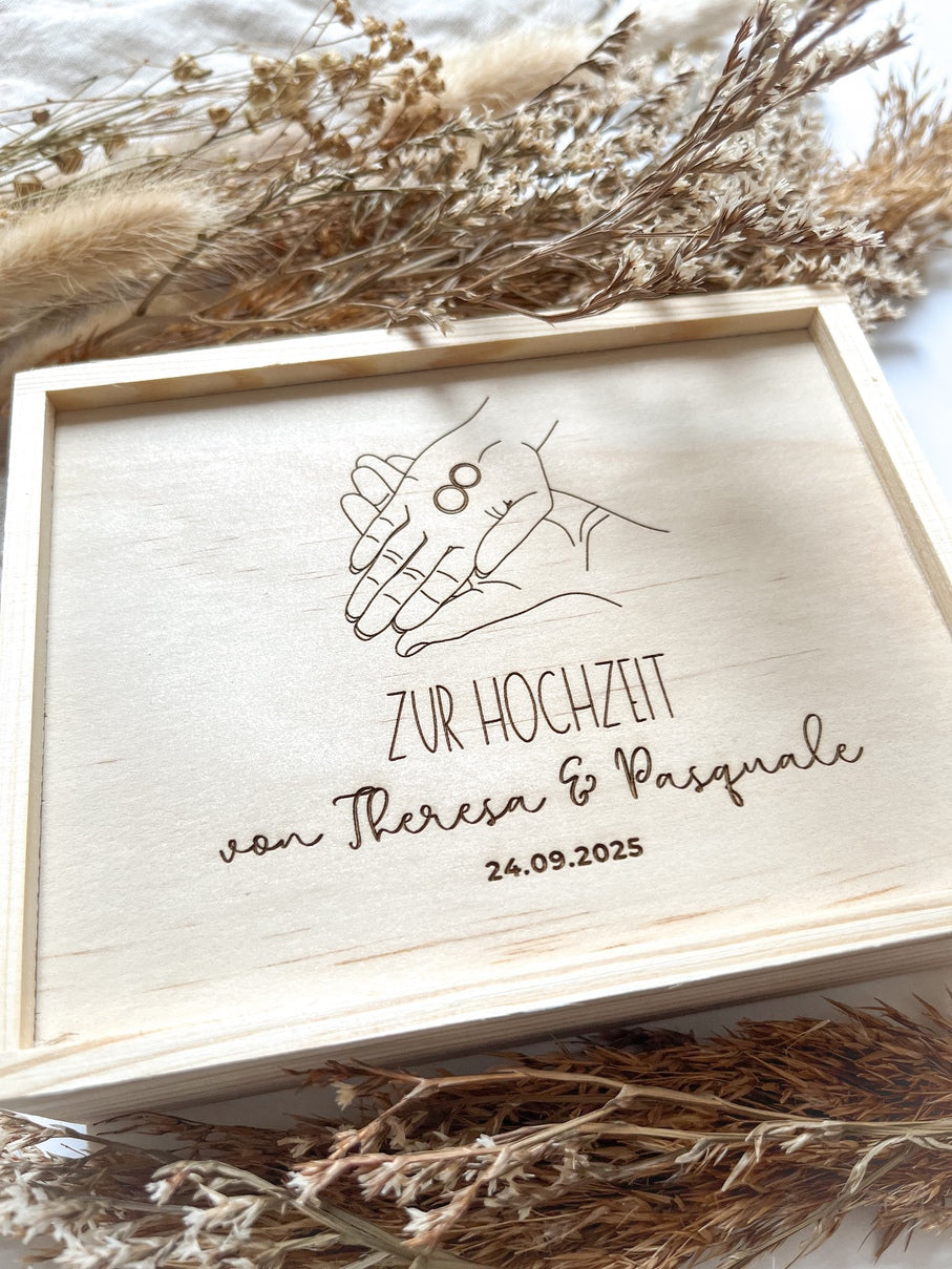 Personalisiertes Geldgeschenk aus Holz zur Hochzeit | Hände mit Ring