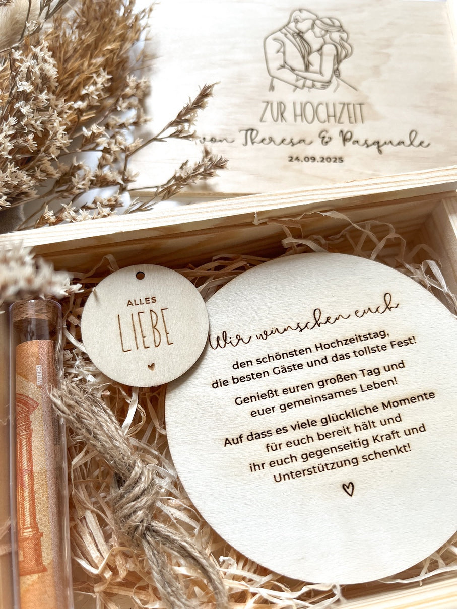 Personalisiertes Geldgeschenk aus Holz zur Hochzeit | Paar Kopf an Kopf