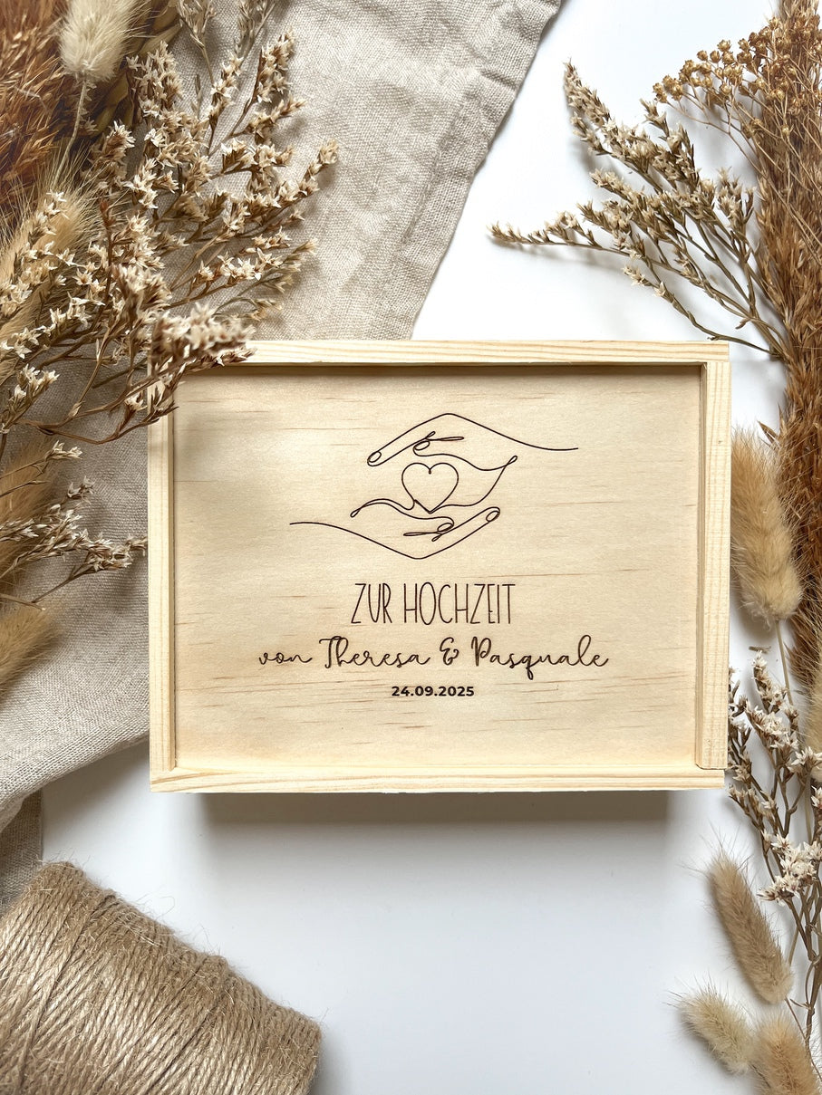 Personalisiertes Geldgeschenk aus Holz zur Hochzeit | Hände mit Herz