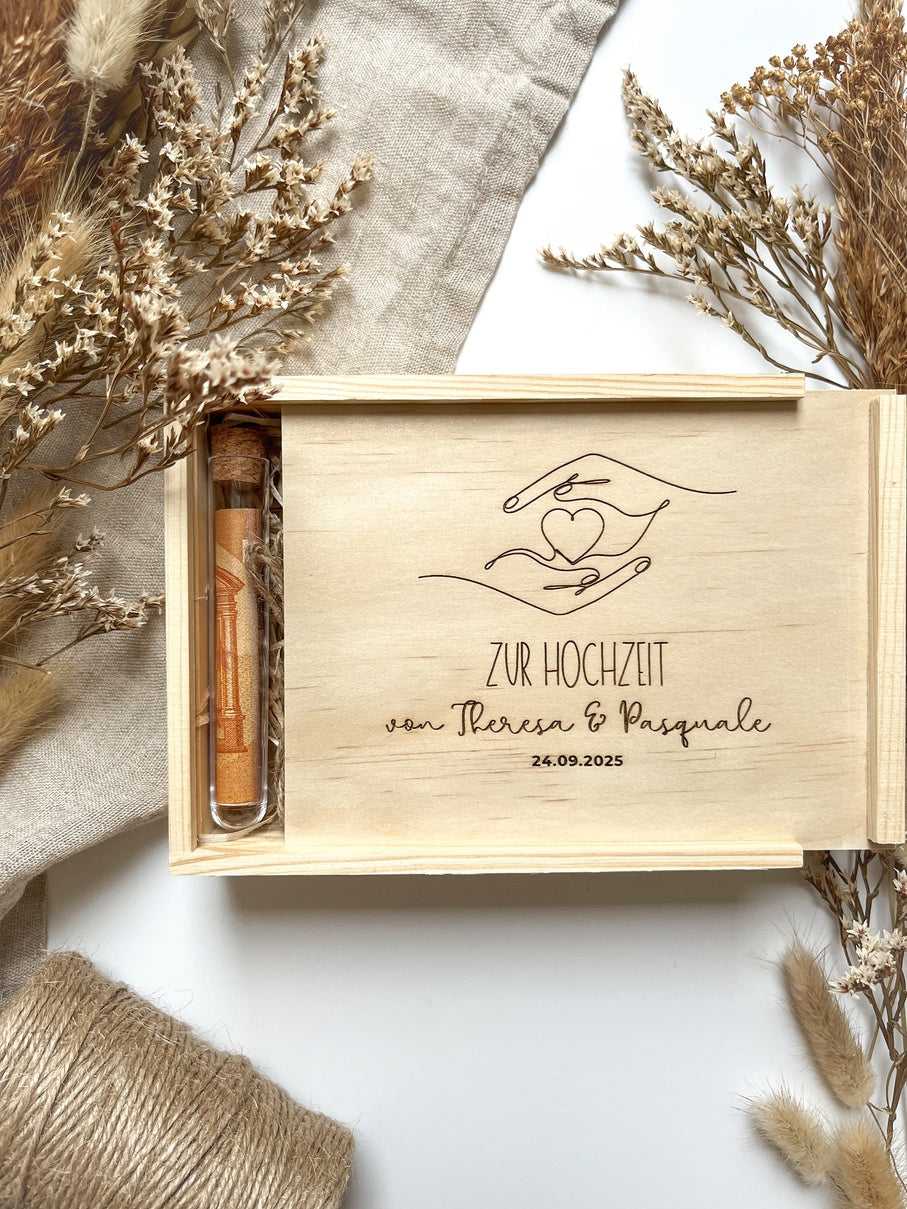 Personalisiertes Geldgeschenk aus Holz zur Hochzeit | Hände mit Herz