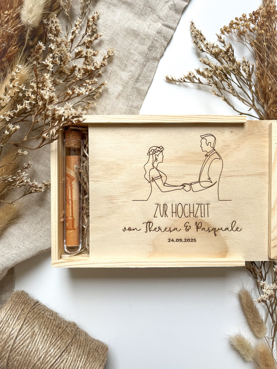 Personalisiertes Geldgeschenk aus Holz zur Hochzeit | Paar gegenüber