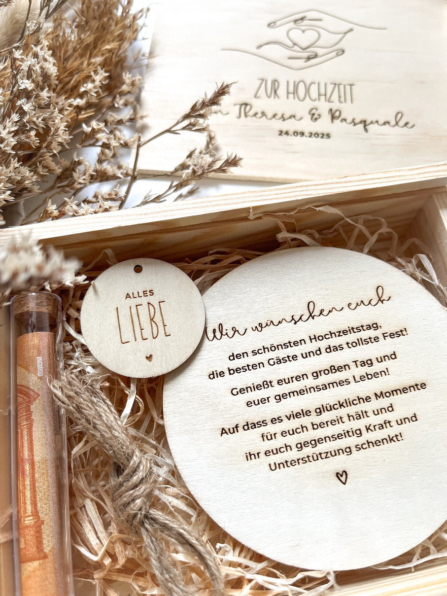 Personalisiertes Geldgeschenk aus Holz zur Hochzeit | Hände mit Herz