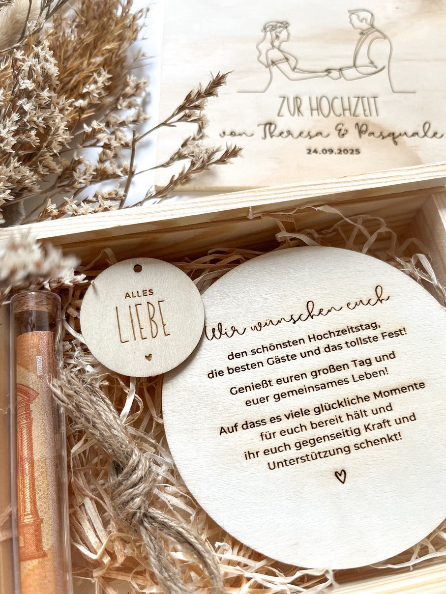 Personalisiertes Geldgeschenk aus Holz zur Hochzeit | Paar gegenüber