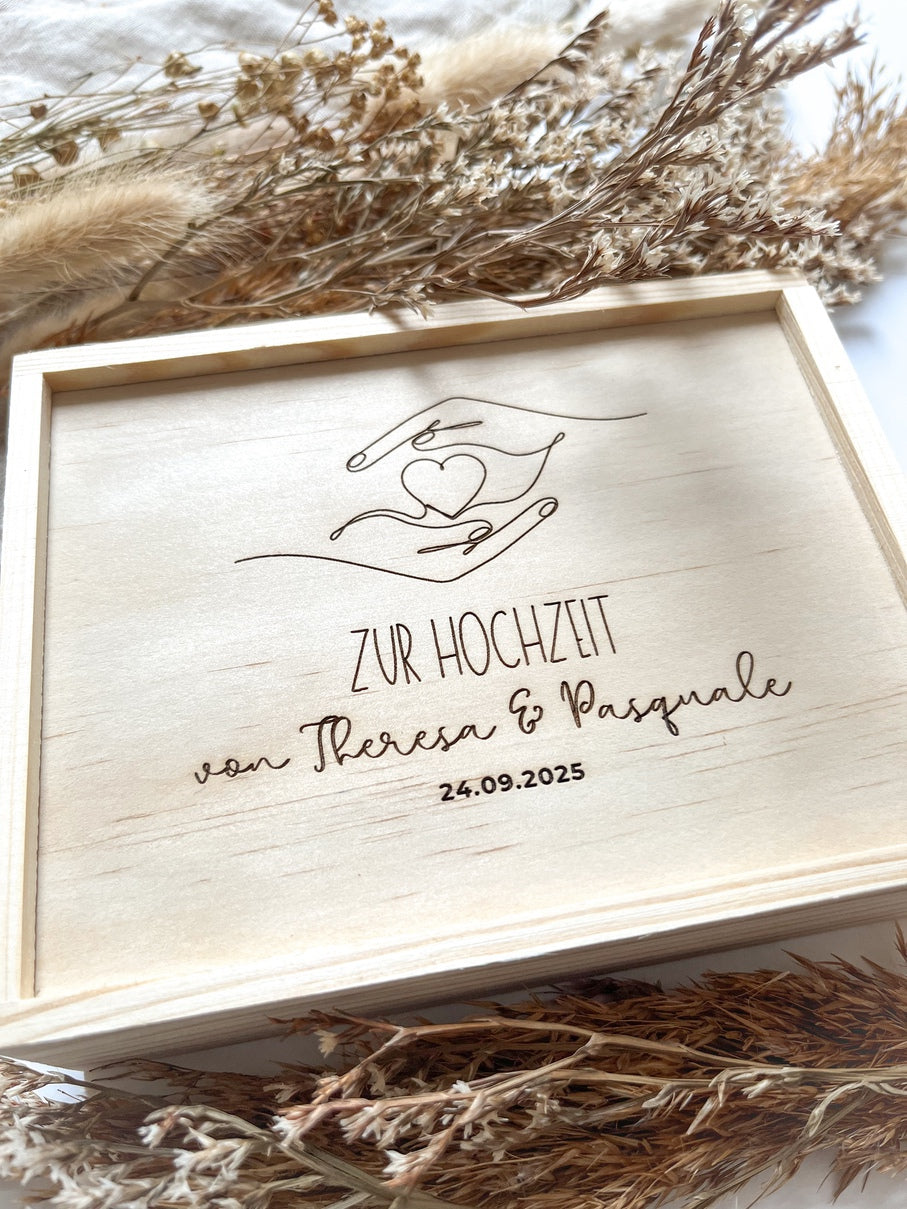 Personalisiertes Geldgeschenk aus Holz zur Hochzeit | Hände mit Herz
