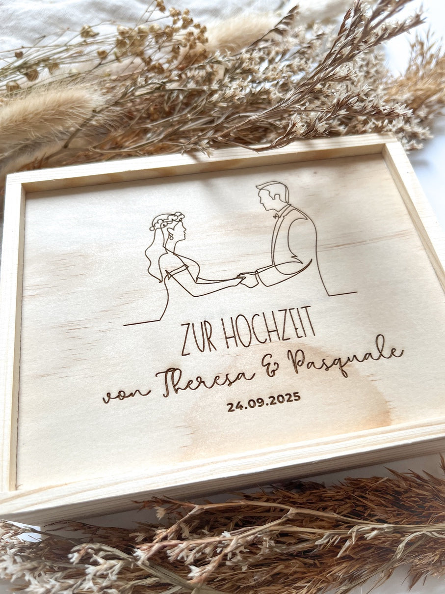 Personalisiertes Geldgeschenk aus Holz zur Hochzeit | Paar gegenüber