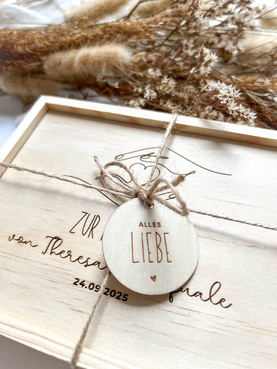 Personalisiertes Geldgeschenk aus Holz zur Hochzeit | Hände mit Herz