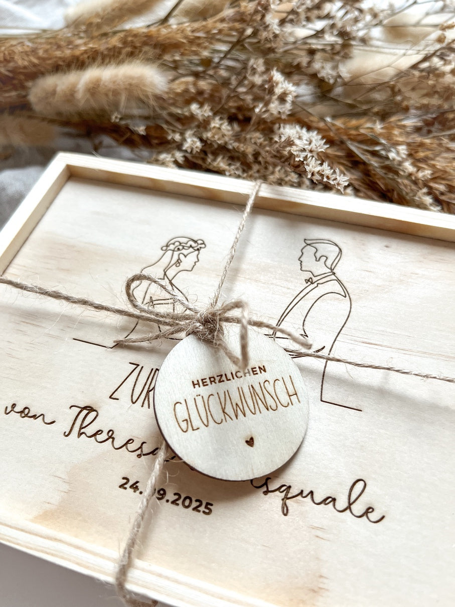 Personalisiertes Geldgeschenk aus Holz zur Hochzeit | Paar gegenüber