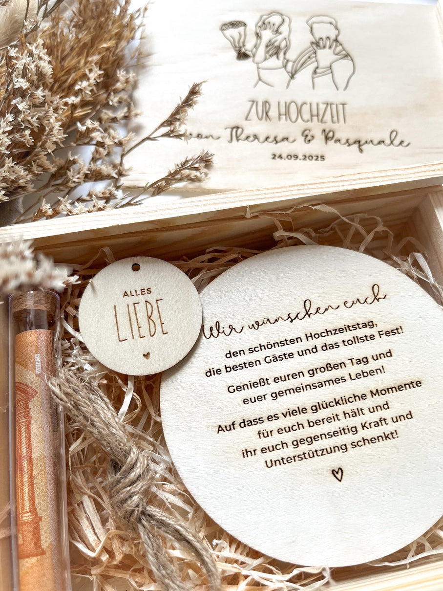 Personalisiertes Geldgeschenk aus Holz zur Hochzeit | Paar mit Ring