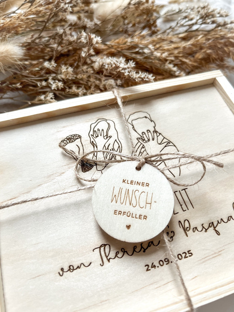 Personalisiertes Geldgeschenk aus Holz zur Hochzeit | Paar mit Ring
