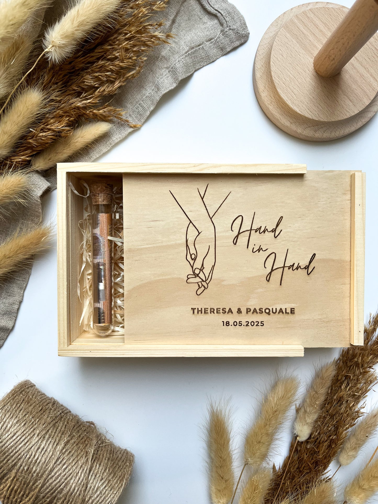 Personalisiertes Geldgeschenk aus Holz zur Hochzeit | Hände