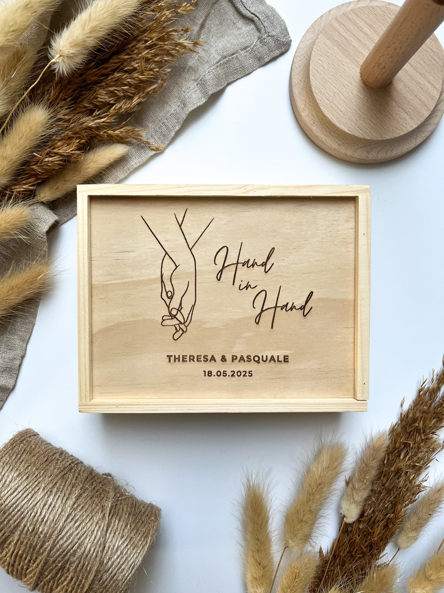 Personalisiertes Geldgeschenk aus Holz zur Hochzeit | Hände
