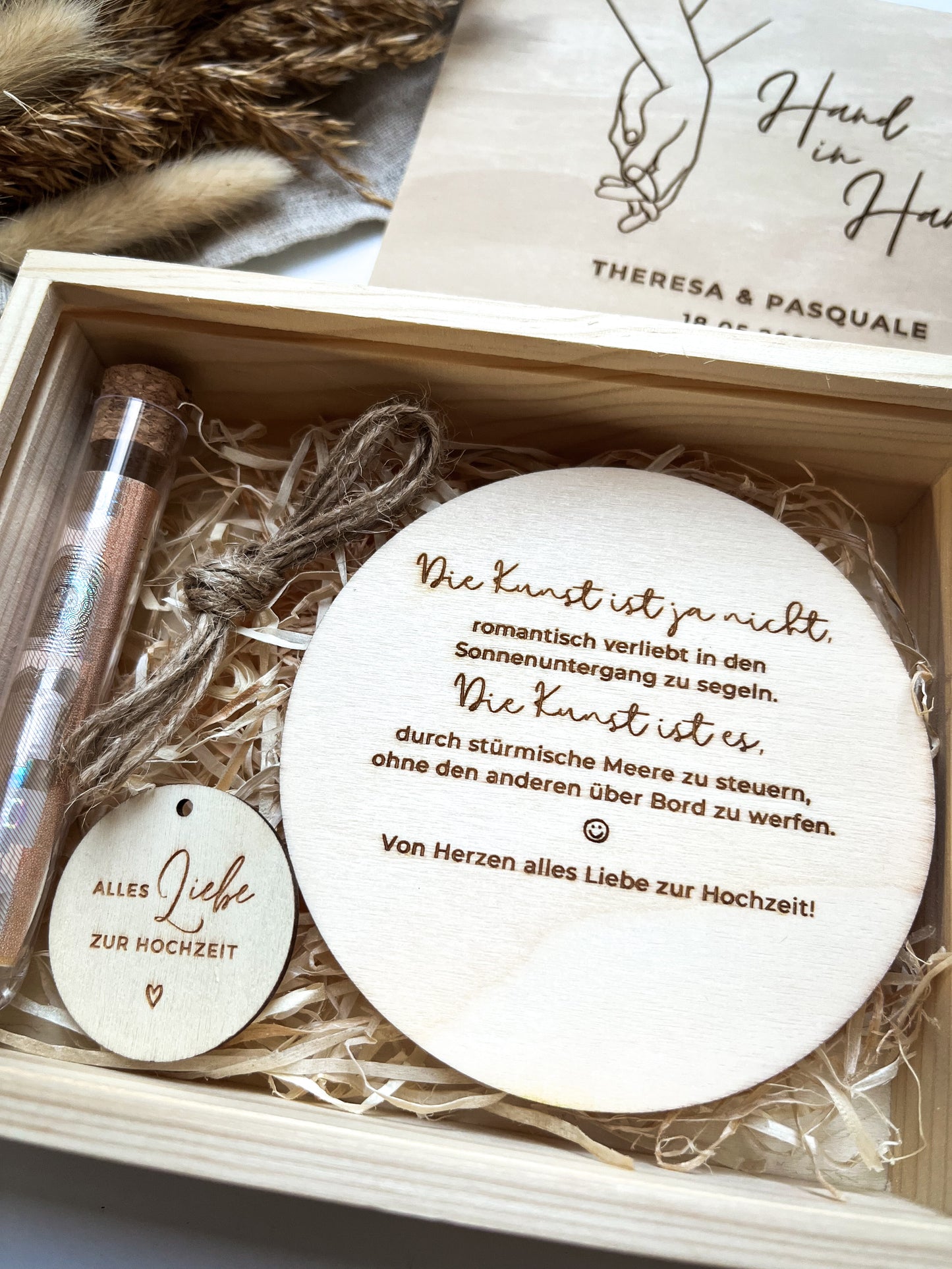 Personalisiertes Geldgeschenk aus Holz zur Hochzeit | Hände