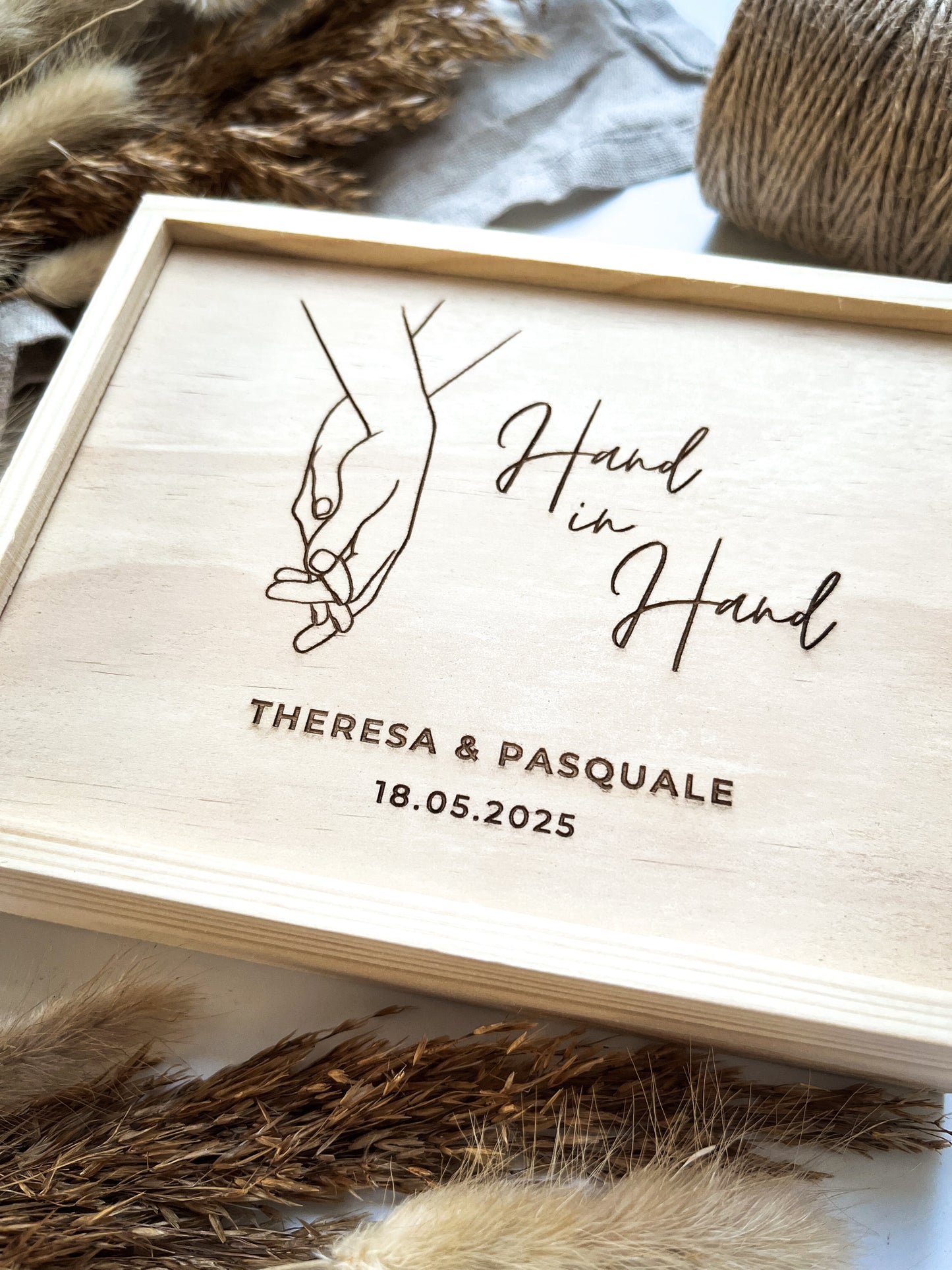 Personalisiertes Geldgeschenk aus Holz zur Hochzeit | Hände