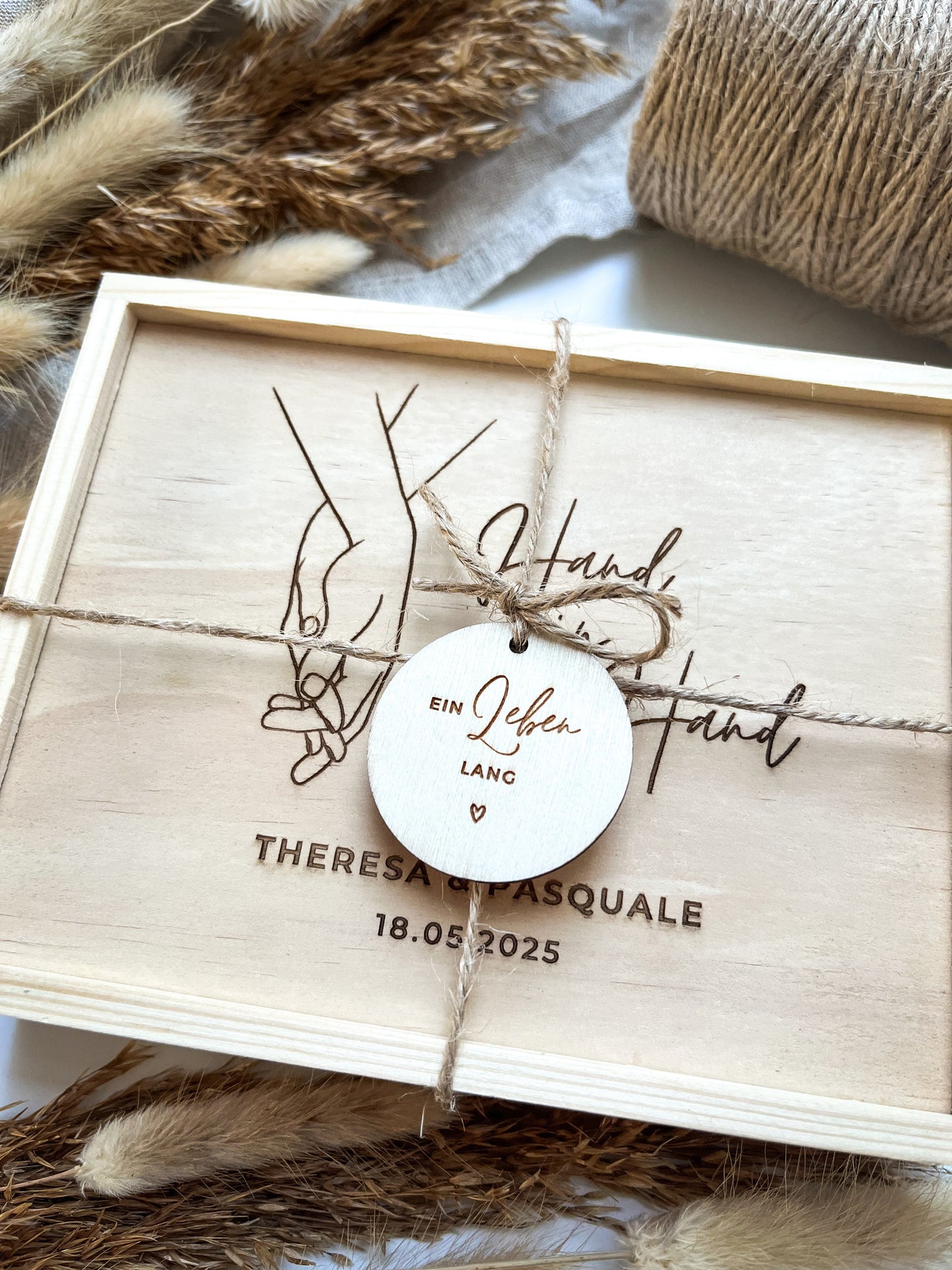 Personalisiertes Geldgeschenk aus Holz zur Hochzeit | Hände