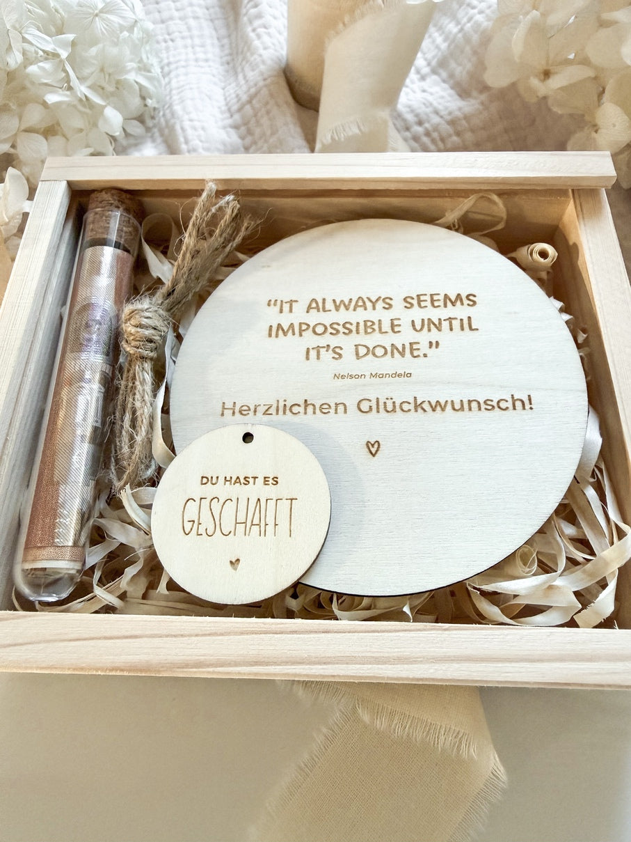 Personalisiertes Geldgeschenk zum Schulabschluss aus Holz