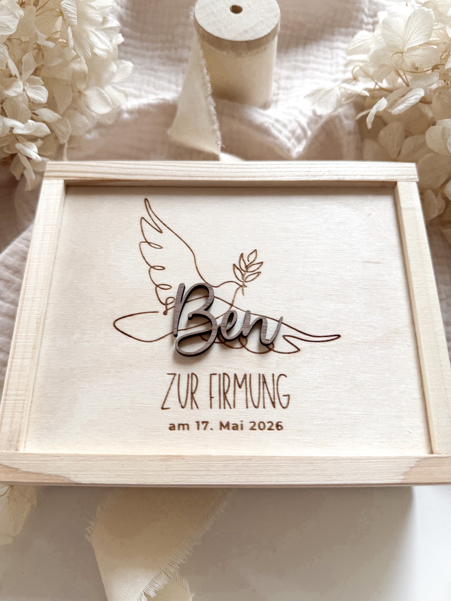 Personalisiertes Geldgeschenk aus Holz zur Firmung | Taube mit 3D-Schriftzug