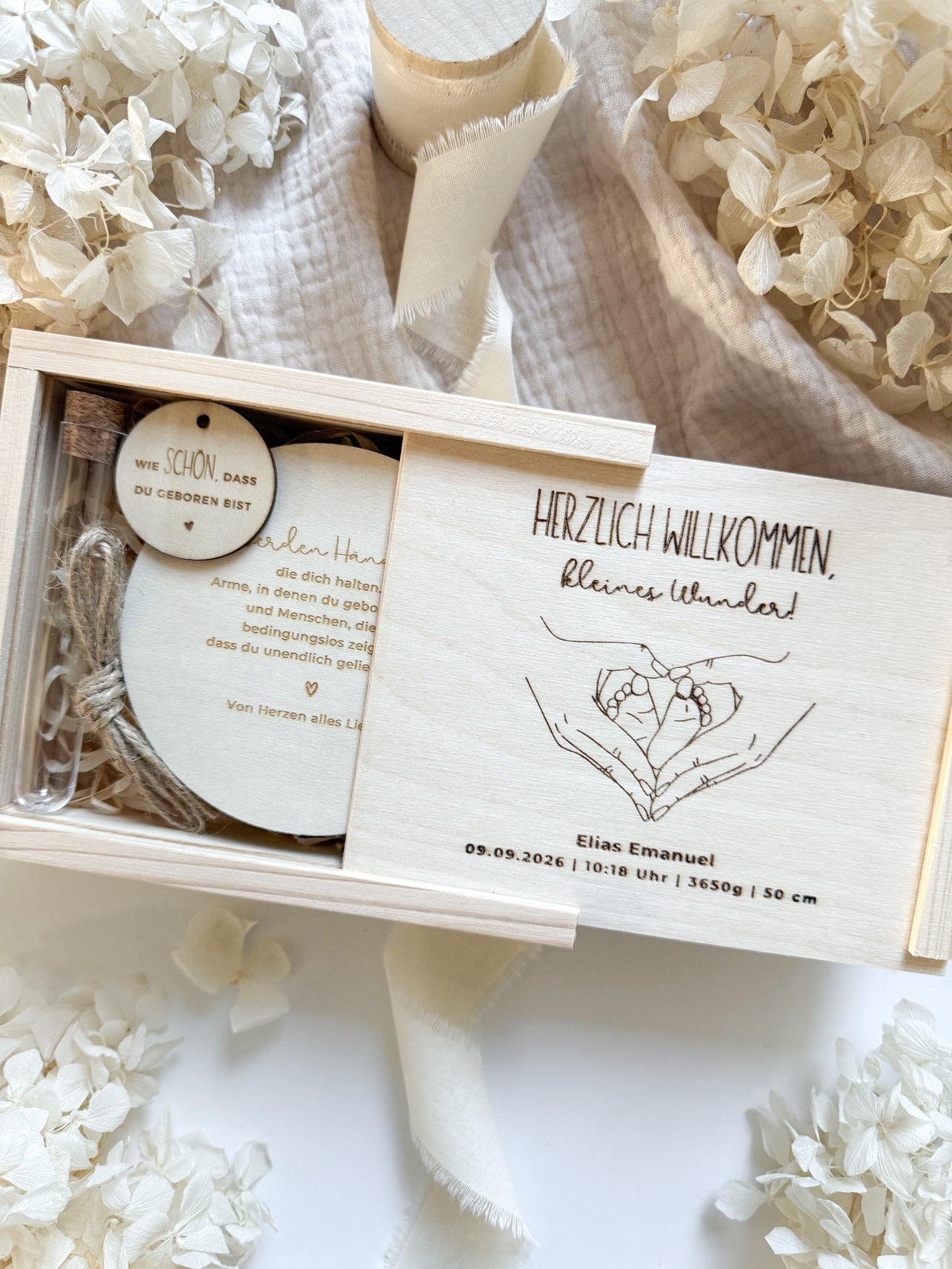Personalisiertes Geldgeschenk zur Geburt aus Holz | Hände