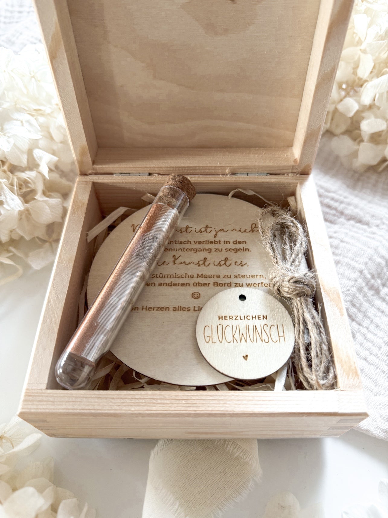 Personalisiertes Geldgeschenk aus Holz zur Hochzeit | Blumenkranz