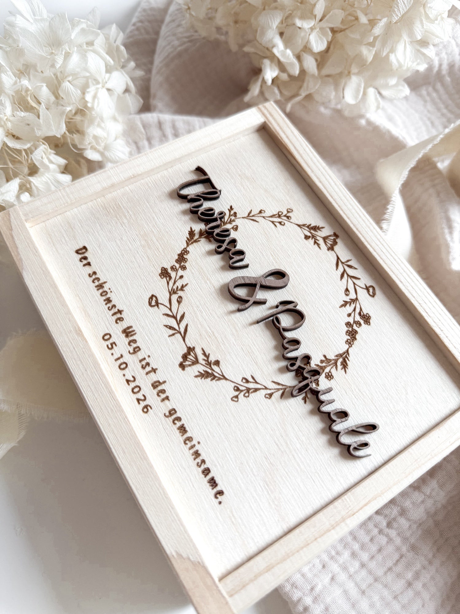 Personalisiertes Geldgeschenk aus Holz zur Hochzeit | Blumenkranz mit 3D-Schriftzug