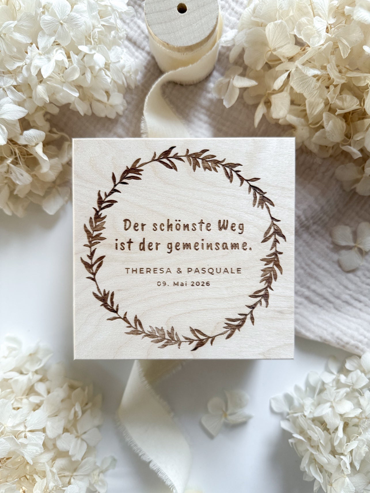 Personalisiertes Geldgeschenk aus Holz zur Hochzeit | Olivenblätterkranz