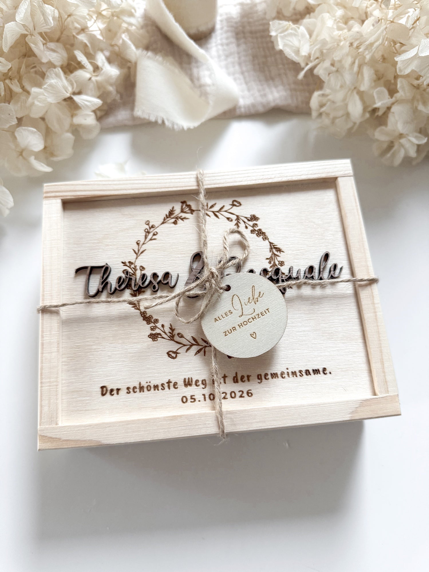 Personalisiertes Geldgeschenk aus Holz zur Hochzeit | Blumenkranz mit 3D-Schriftzug