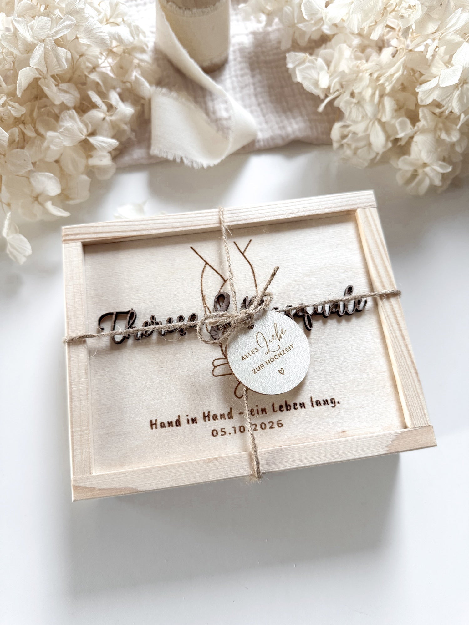 Personalisiertes Geldgeschenk aus Holz zur Hochzeit | Hände mit 3D-Schriftzug