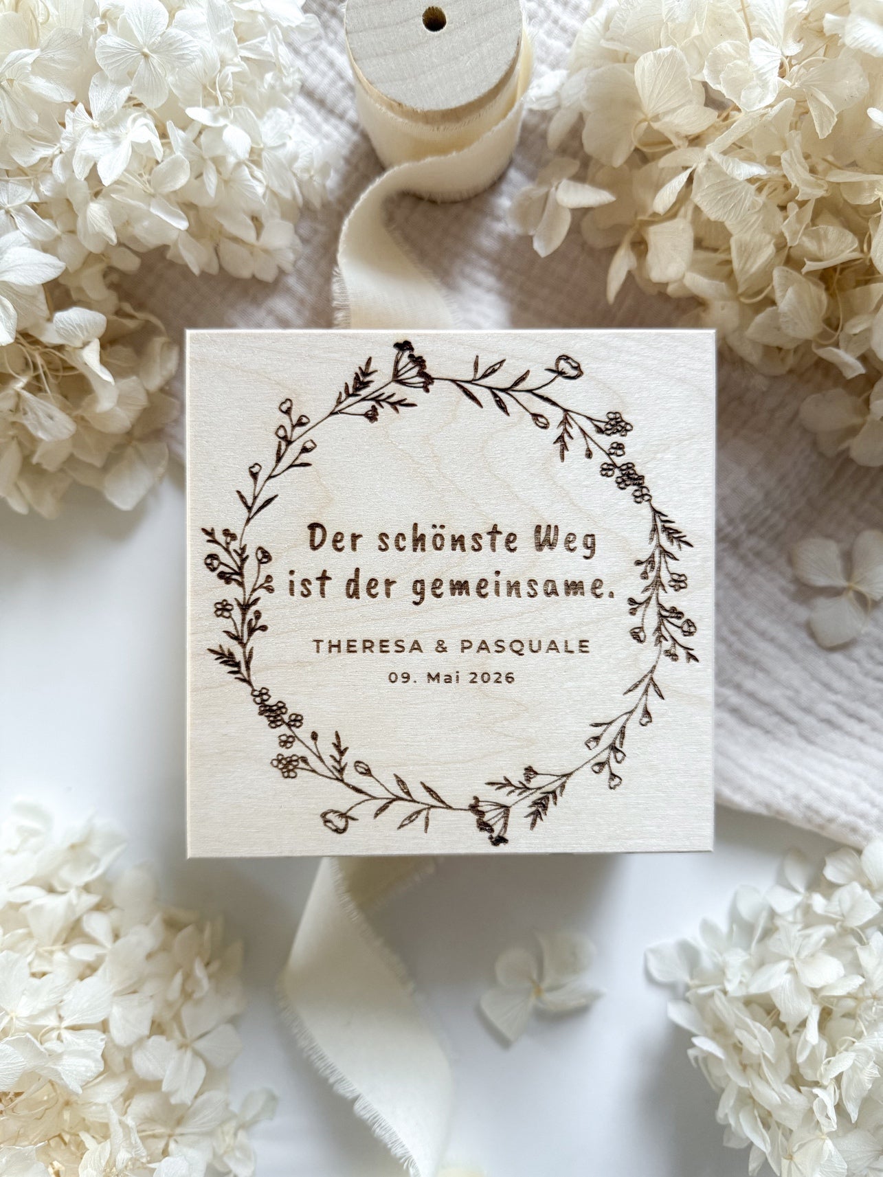 Personalisiertes Geldgeschenk aus Holz zur Hochzeit | Blumenkranz