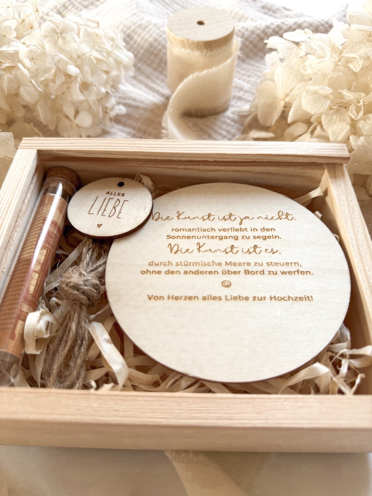 Personalisiertes Geldgeschenk aus Holz zur Hochzeit | Hände mit 3D-Schriftzug