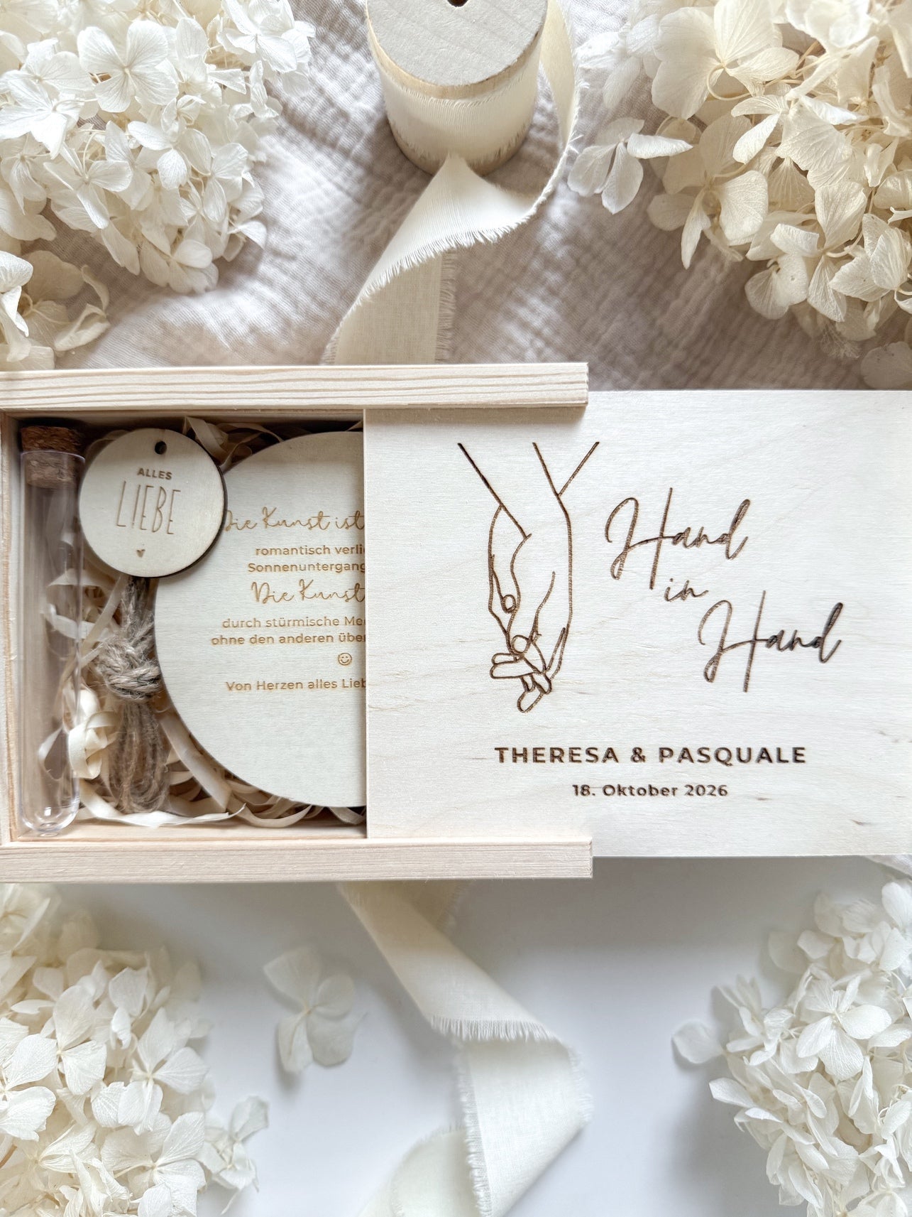 Personalisiertes Geldgeschenk aus Holz zur Hochzeit | Hand in Hand