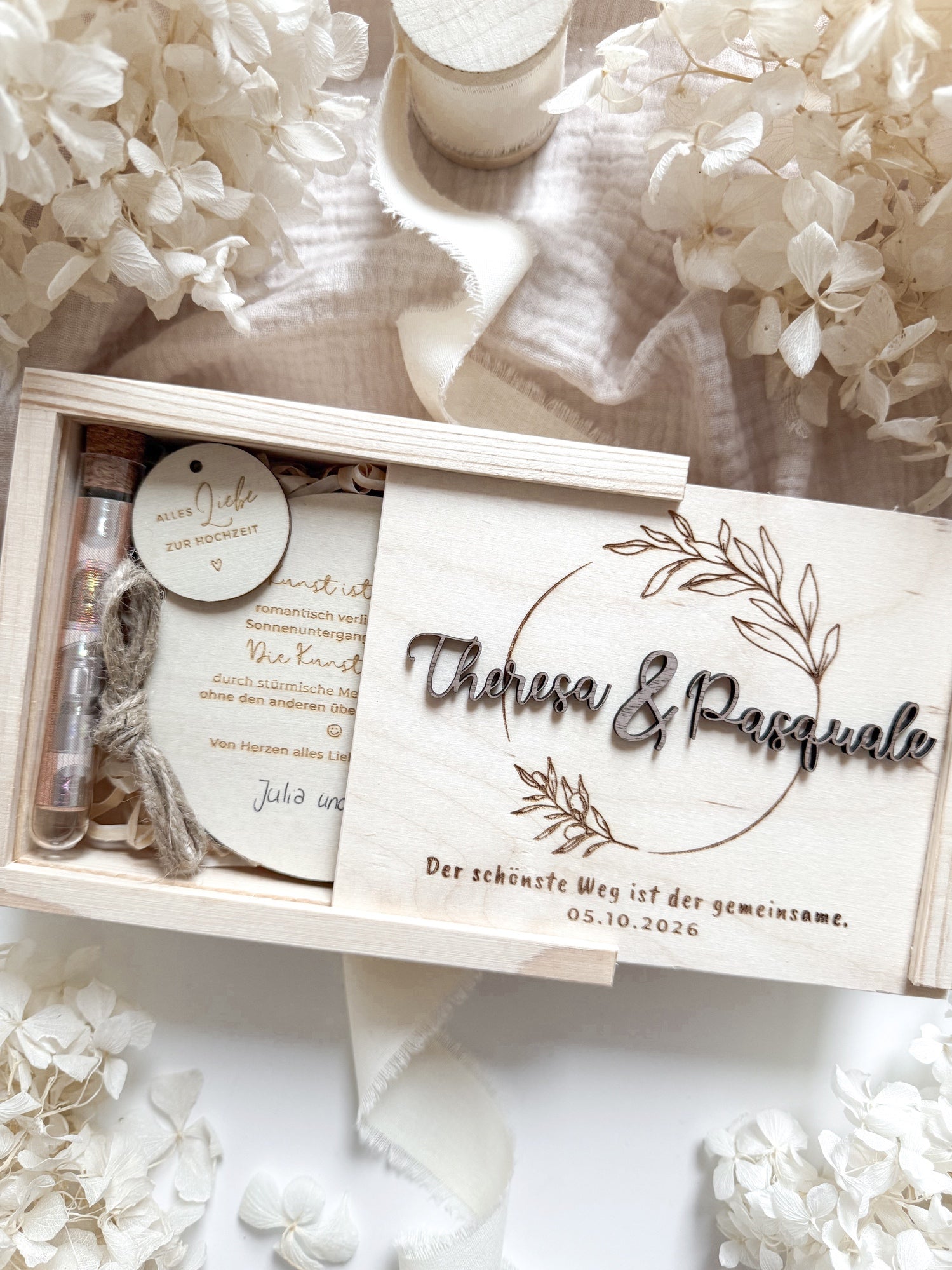 Personalisiertes Geldgeschenk aus Holz zur Hochzeit | Olivenkranz mit 3D-Schriftzug