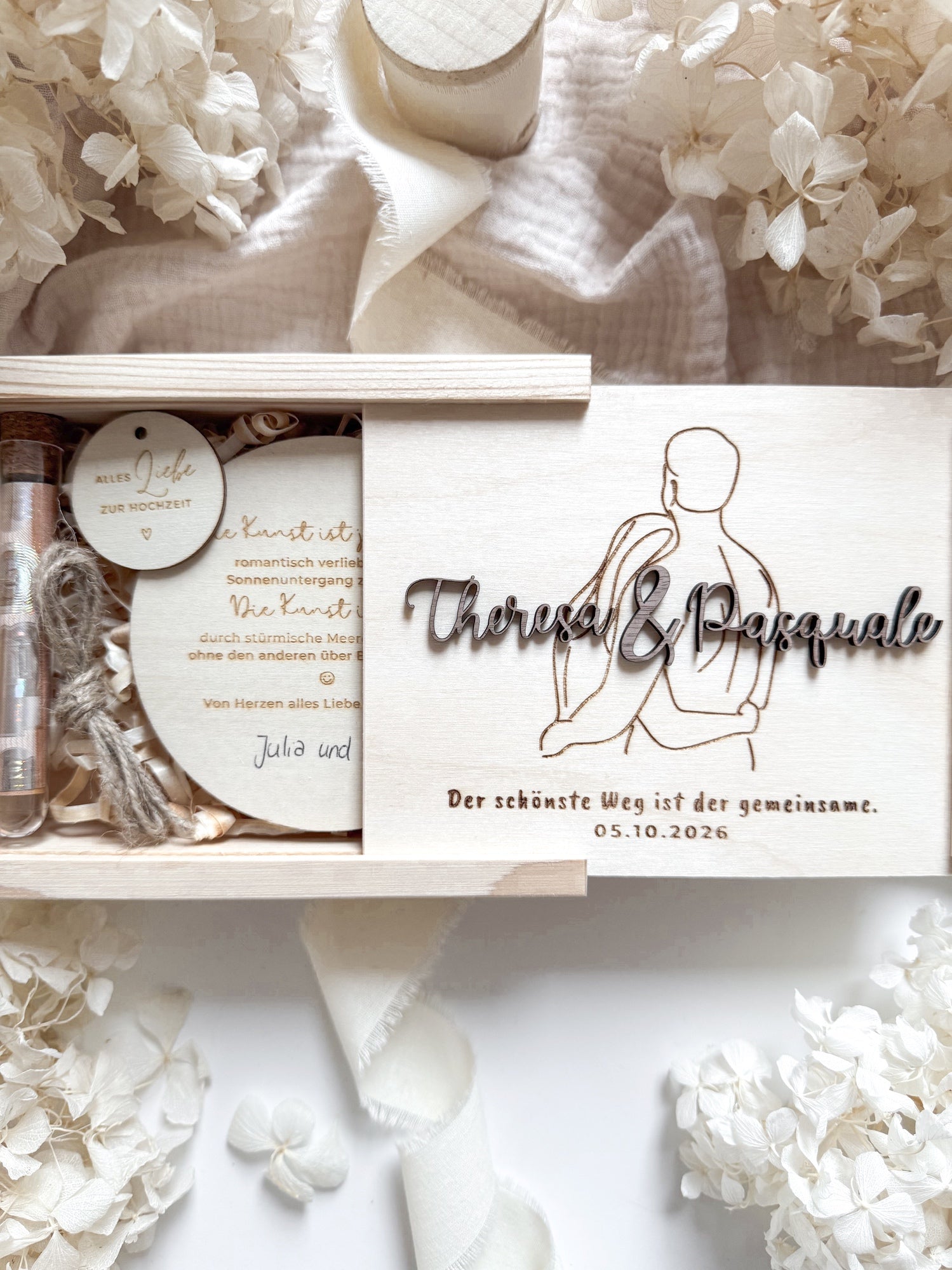 Personalisiertes Geldgeschenk aus Holz zur Hochzeit | Paar mit 3D-Schriftzug
