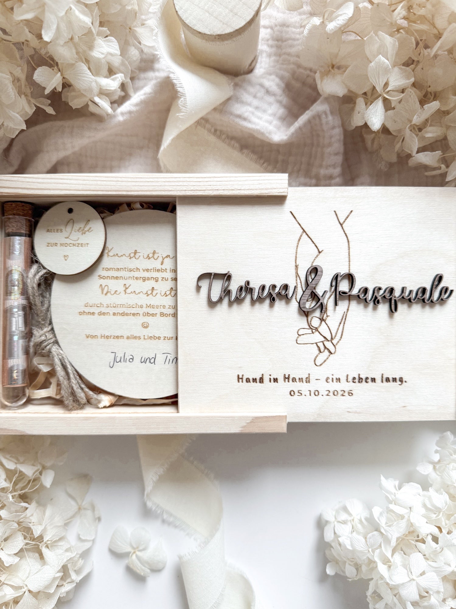 Personalisiertes Geldgeschenk aus Holz zur Hochzeit | Hände mit 3D-Schriftzug