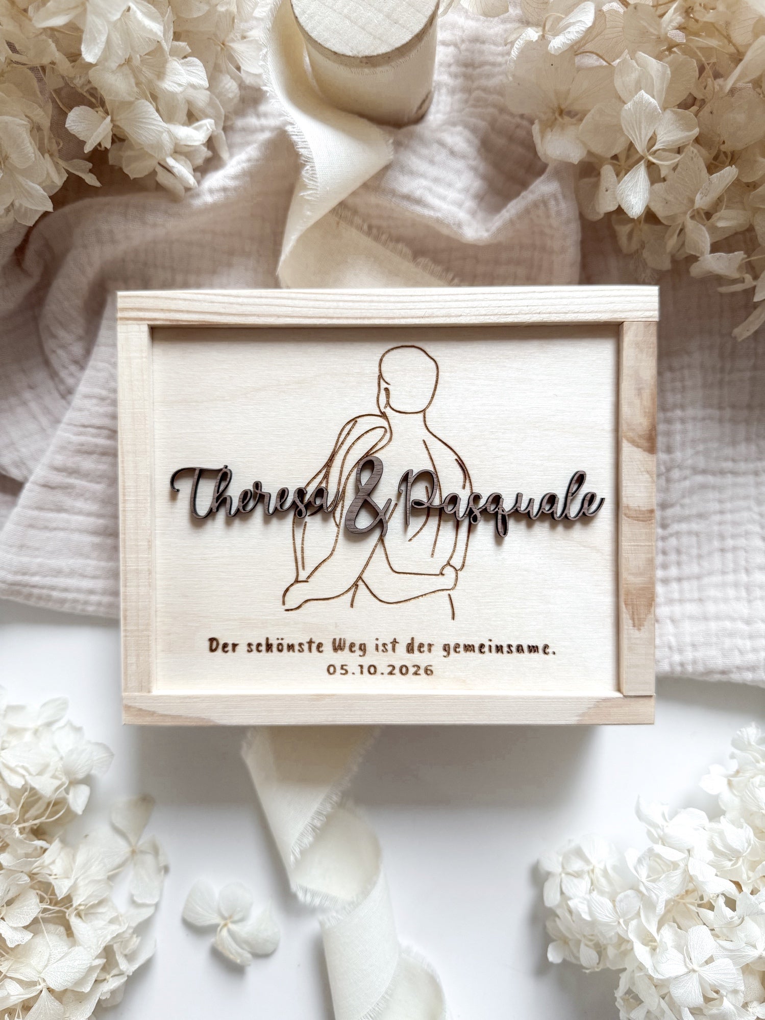 Personalisiertes Geldgeschenk aus Holz zur Hochzeit | Paar mit 3D-Schriftzug