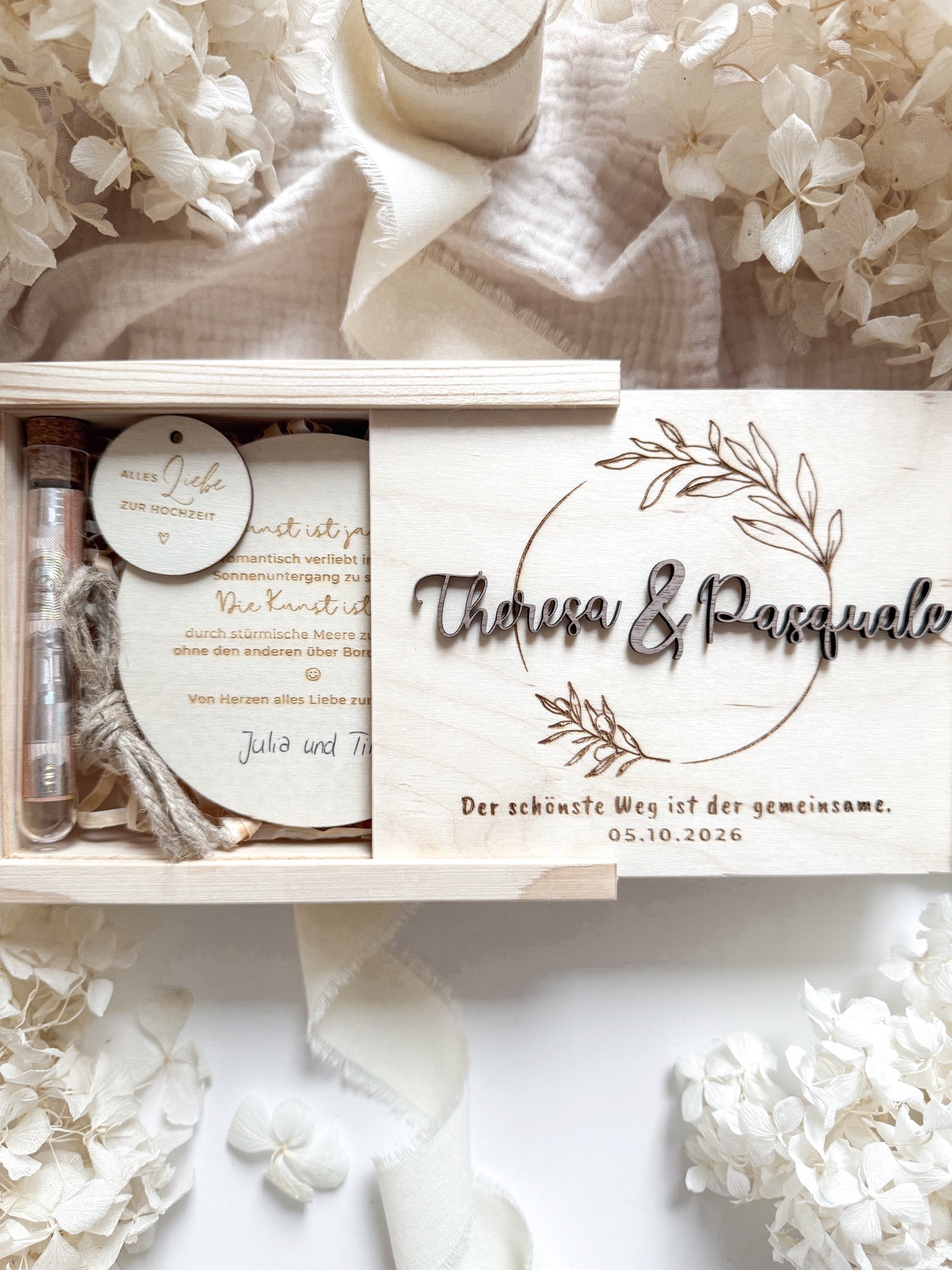 Personalisiertes Geldgeschenk aus Holz zur Hochzeit | Olivenkranz mit 3D-Schriftzug