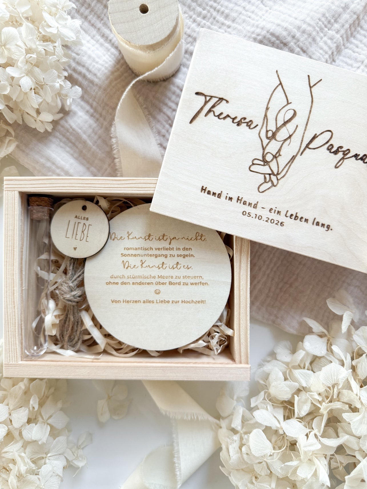 Personalisiertes Geldgeschenk aus Holz zur Hochzeit | Hände