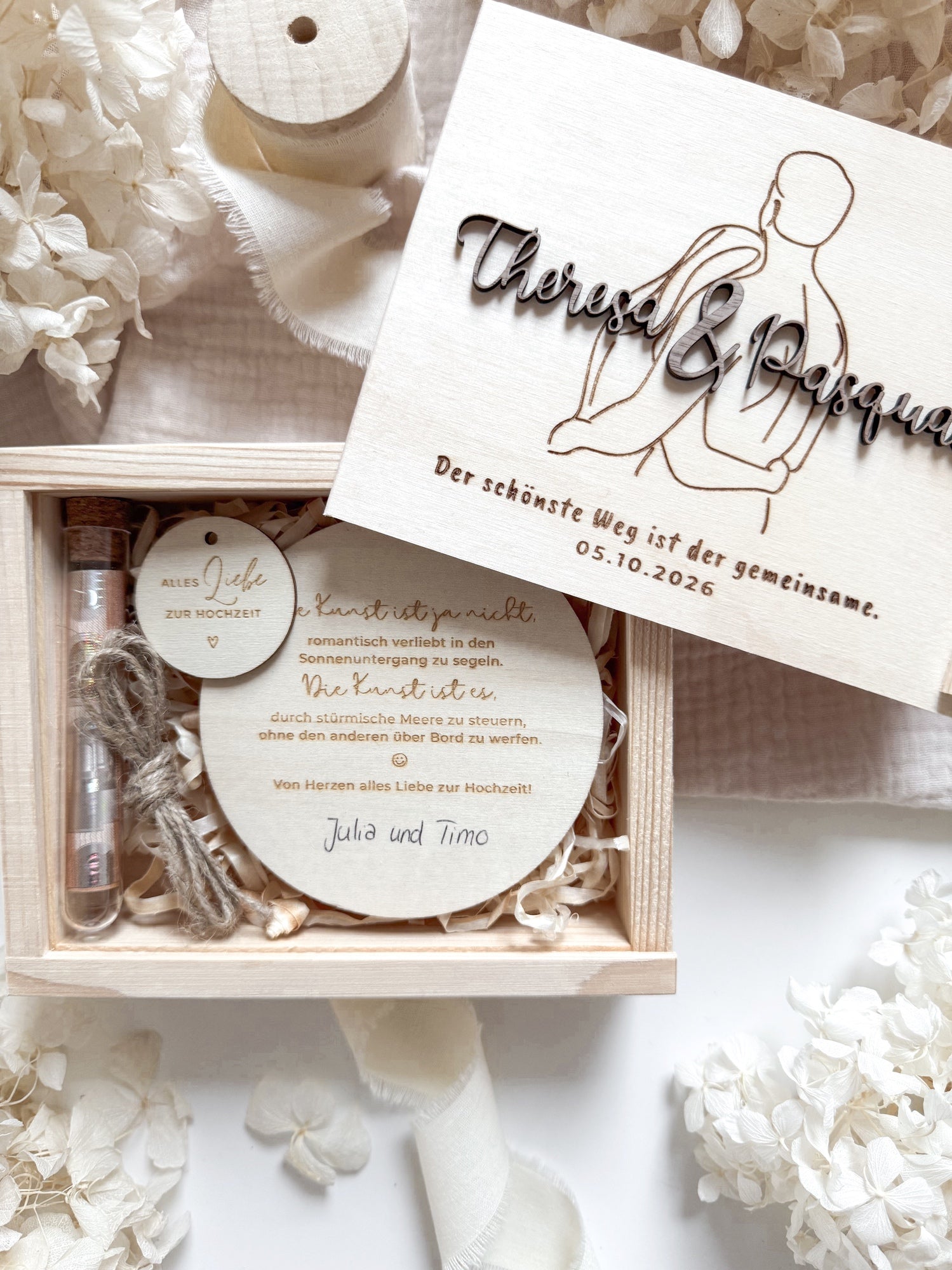 Personalisiertes Geldgeschenk aus Holz zur Hochzeit | Paar mit 3D-Schriftzug