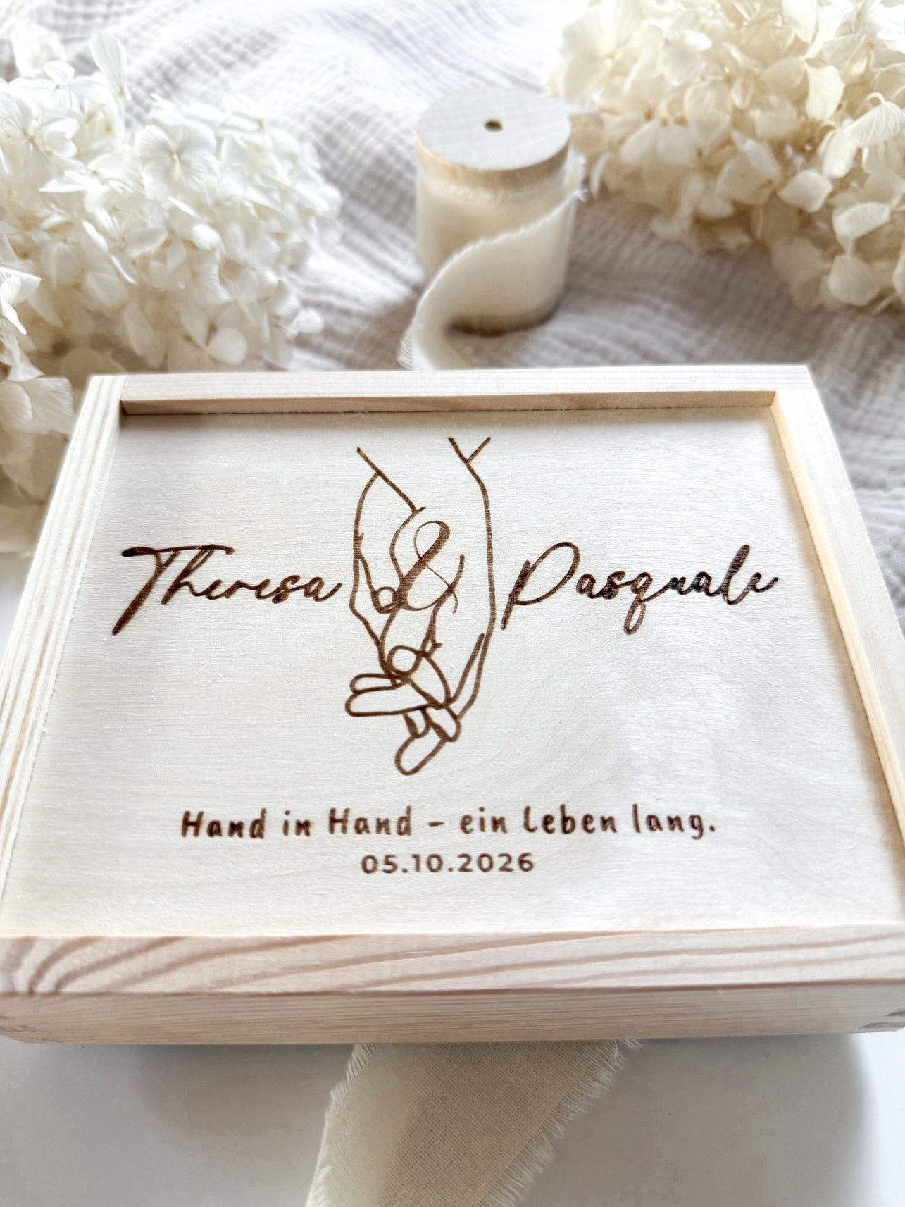 Personalisiertes Geldgeschenk aus Holz zur Hochzeit | Hände