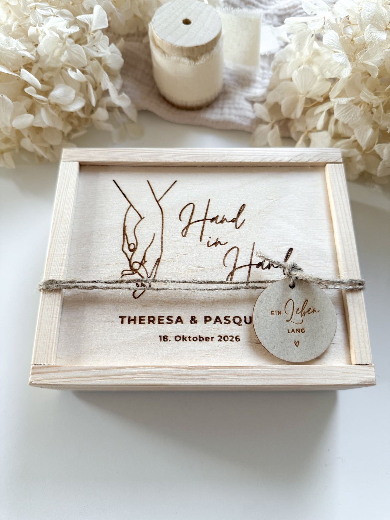 Personalisiertes Geldgeschenk aus Holz zur Hochzeit | Hand in Hand