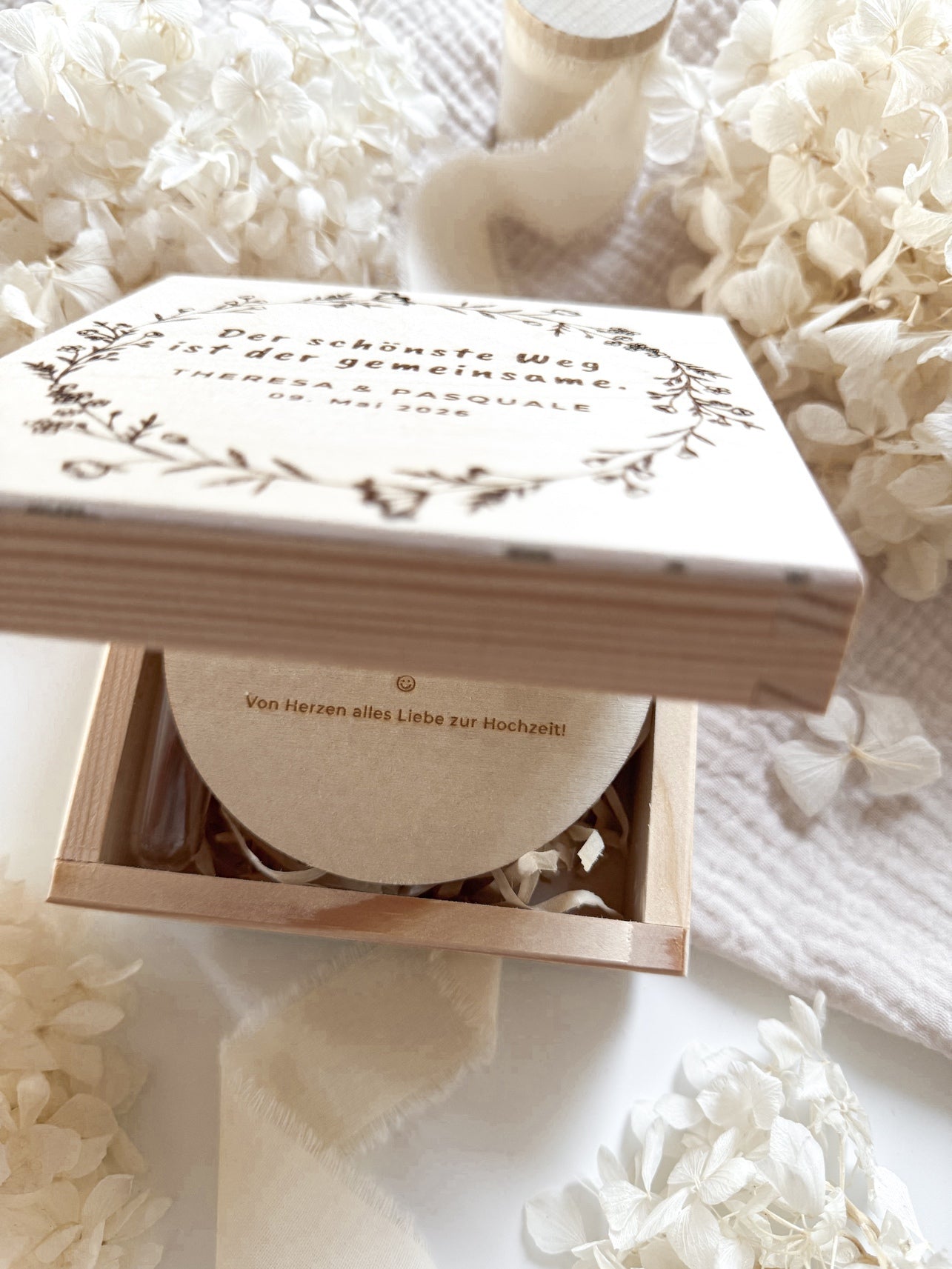 Personalisiertes Geldgeschenk aus Holz zur Hochzeit | Blumenkranz